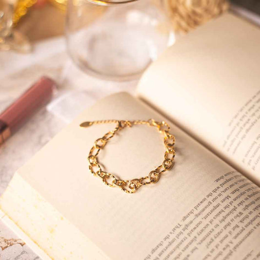 The golden link bracelet